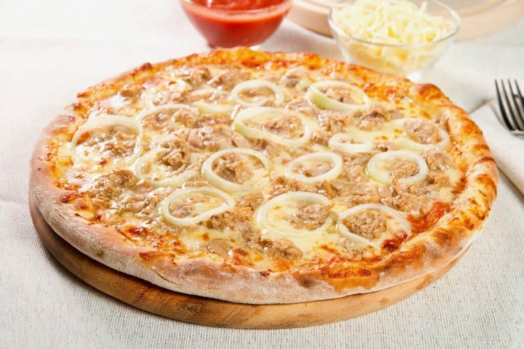 Pizza with onion rings