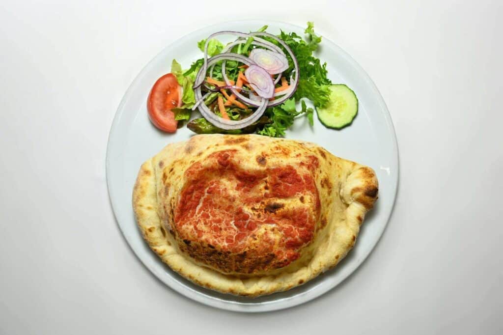 Alt-text: Picture of a calzone on a plate