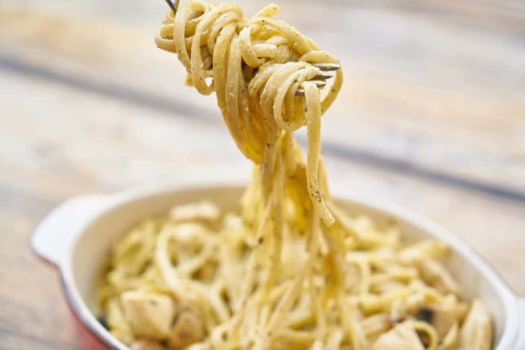 Pasta with white sauce
