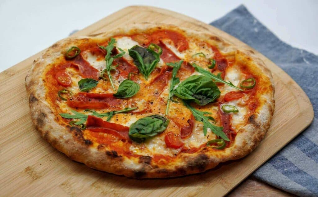 Cheese pizza with tomatoes and spinach